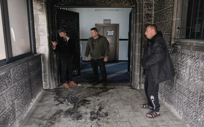 Pemukim Yahudi Israel Bakar Masjid di Tepi Barat, Coret Tembok Hina Nabi Muhammad