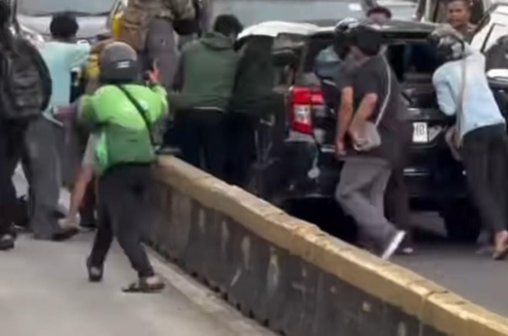 Terungkap! Mobil Lawan Arah Diamuk Massa di Jakpus Sempat Disetop Polisi