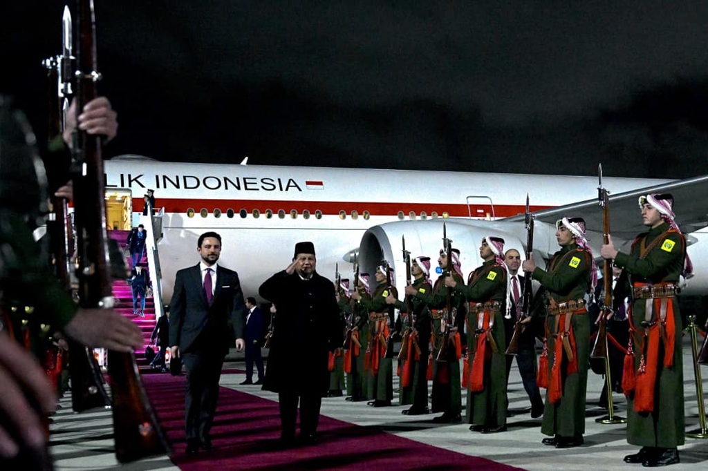 Prabowo Tiba di Amman, Disambut Putra Mahkota Yordania dan Dikawal Jet Tempur