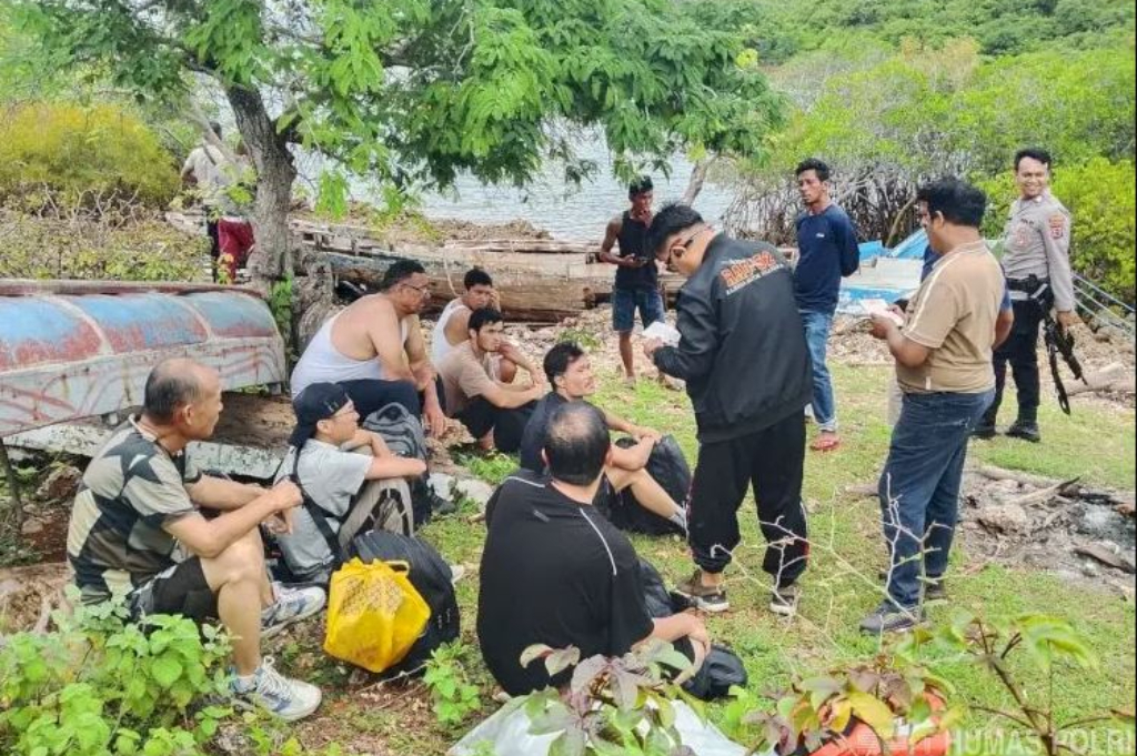 7 WNA Diduga Imigran Gelap Diamankan di Pantai Rote Ndao, 4 WNI Kabur