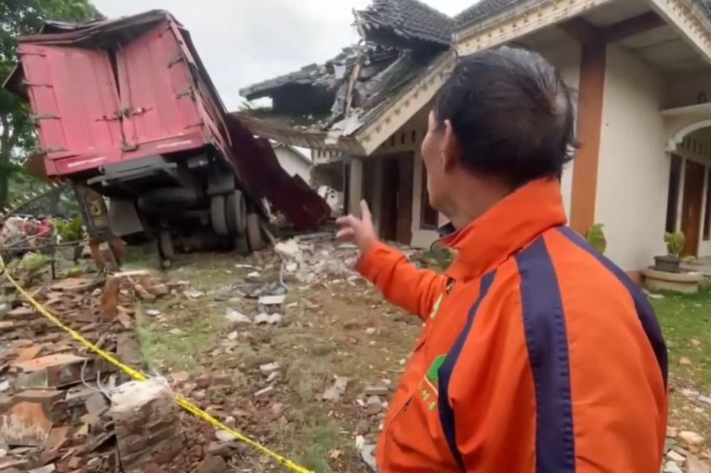 Kecelakaan Truk Tronton Tabrak 3 Rumah di Magelang, Sopir Tewas Terjepit