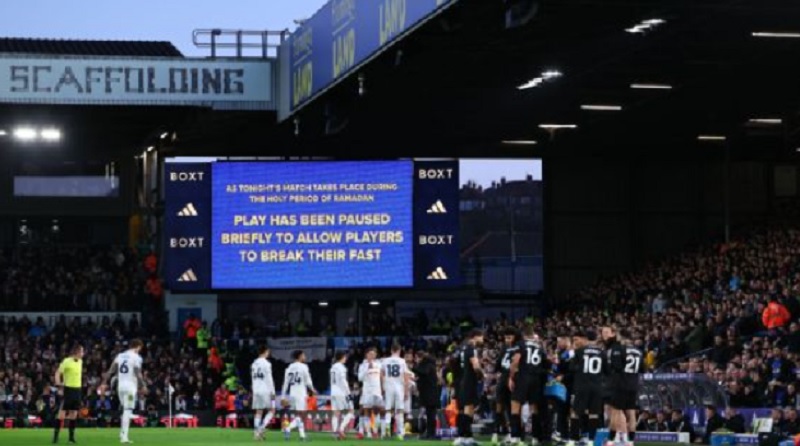 Pep Guardiola Murka! Suporter Leeds Cemooh Pemain Man City yang Buka Puasa di Tengah Laga