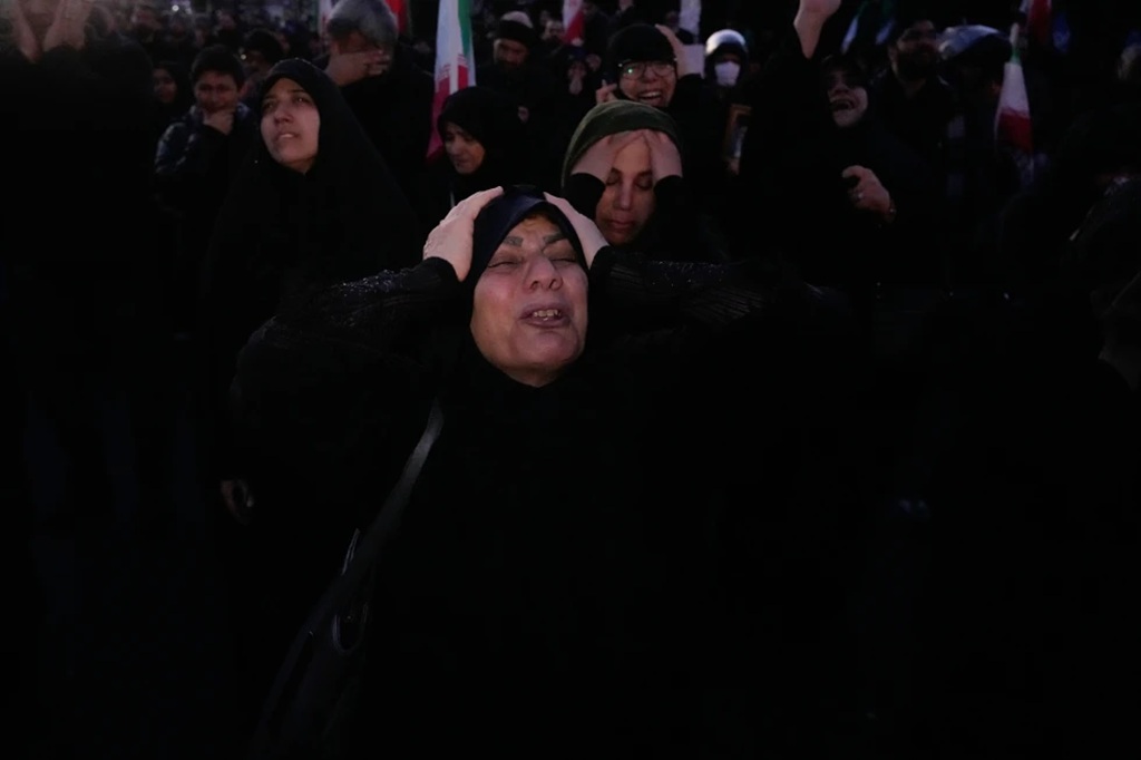 Ribuan Warga Iran Turun ke Jalan usai Khamenei Tewas, Tangisan Menggema