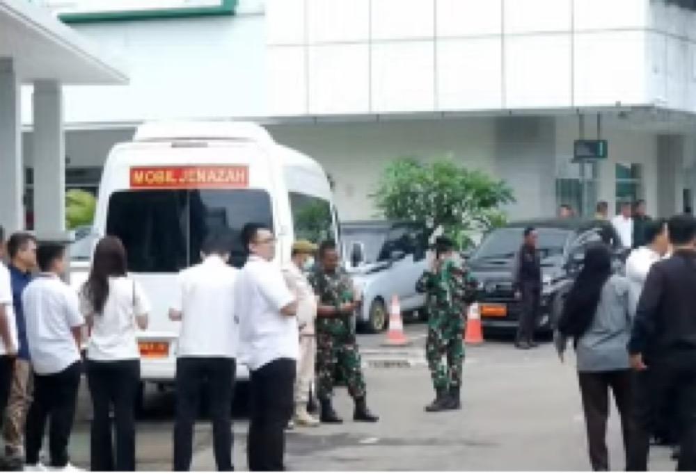 Jenazah Wapres ke-6 Try Sutrisno Dimakamkan di TMP Kalibata secara Militer