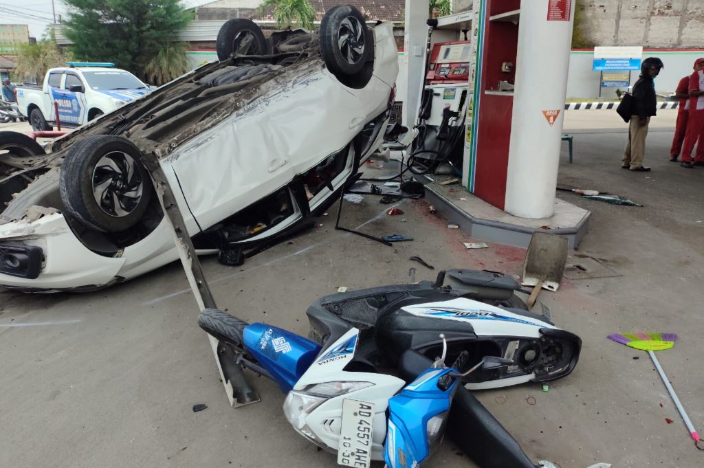 Kecelakaan Mobil Terguling di SPBU Sragen, 6 Orang Dilarikan ke RS