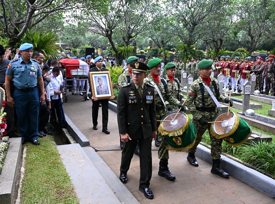 Try Sutrisno Wafat, Istana Imbau Kibarkan Bendera Setengah Tiang selama 3 Hari