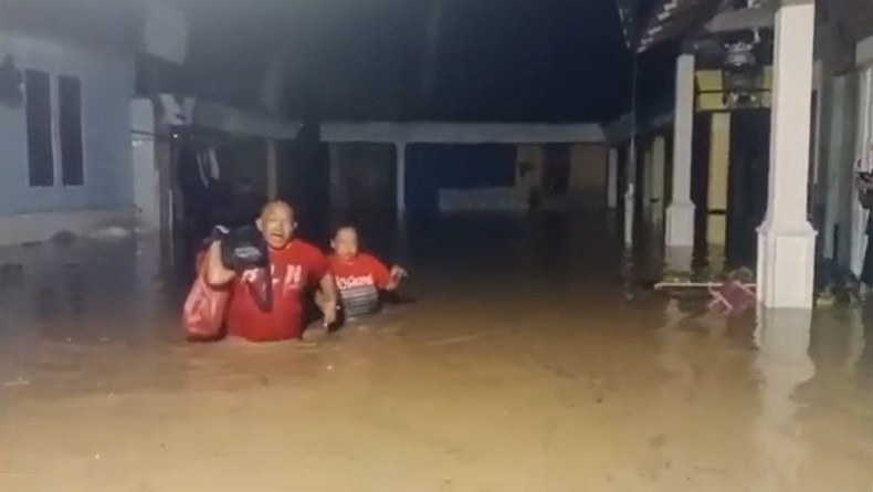 Sungai Dinoyo Jember Meluap Disertai Lumpur, Permukiman Warga Terendam Banjir