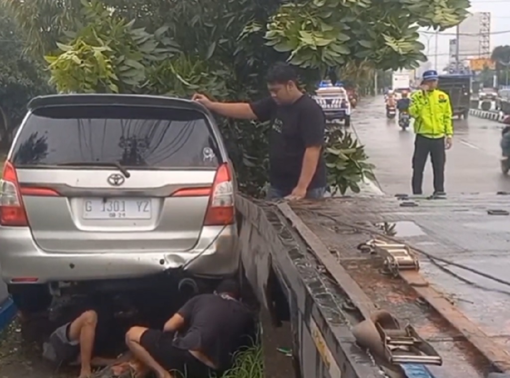 Kecelakaan di Tegal, Innova Hantam Pagar Kantor BMKG hingga Ringsek