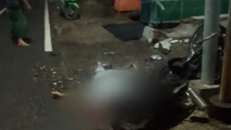 Pemotor Ditendang Geng Motor di Jember Terekam CCTV, Tewas Hantam Kios Bensin