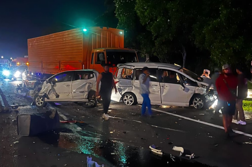 Breaking News: Kecelakaan Beruntun 10 Kendaraan di Tol Cipularang, 2 Orang Tewas