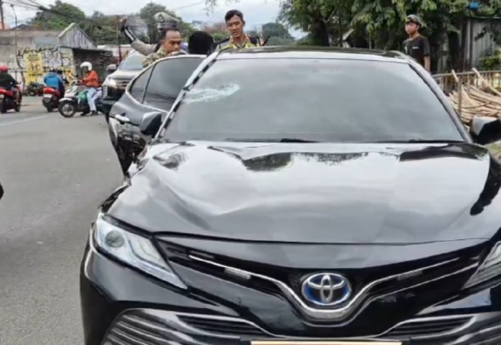 Mobil Dinas Kenegaraan Ringsek Tabrak Truk di Jalan Raya Bogor-Depok