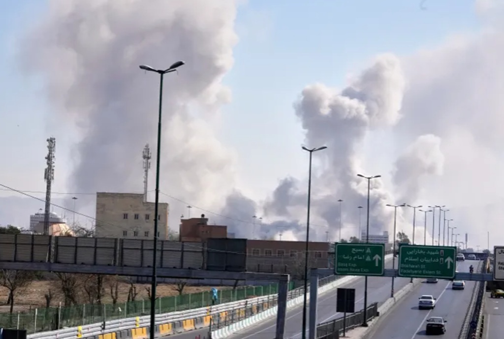 Hari Ke-7 Perang Memanas, AS–Israel Ngamuk Bombardir Teheran dan Kerahkan Bom Penembus Bunker