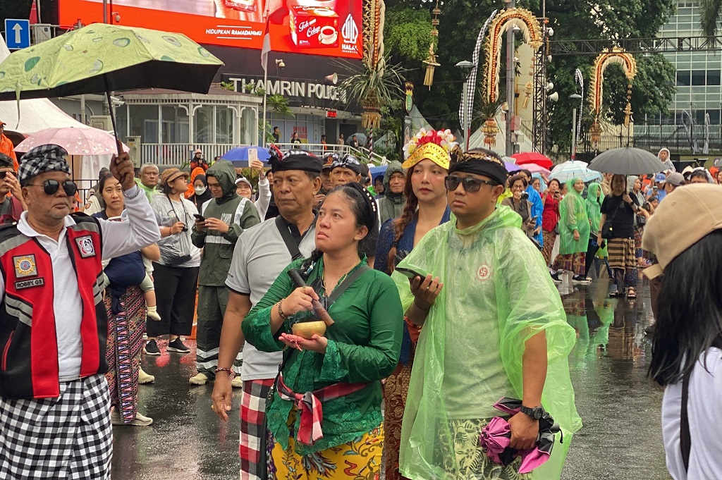 Mbak Rara Pawang Hujan Beraksi di CFD Jakarta, Hujannya Berhenti?