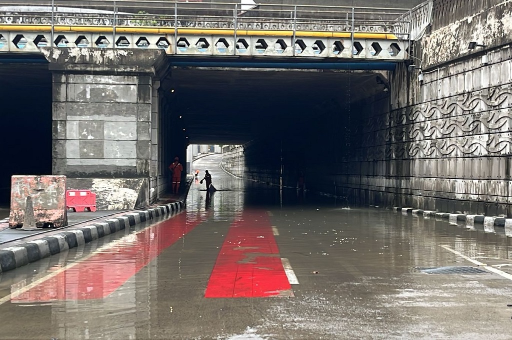 Banjir di Underpass Mampang Surut, Kendaraan Sudah Bisa Melintas