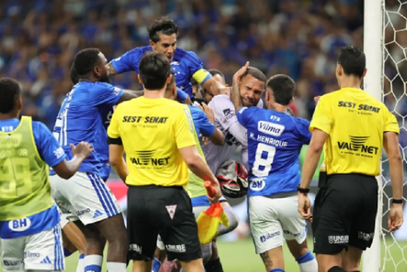 Kericuhan Brutal di Brasil saat Cruzeiro Vs Atletico Mineiro, 23 Merah Dikeluarkan Wasit