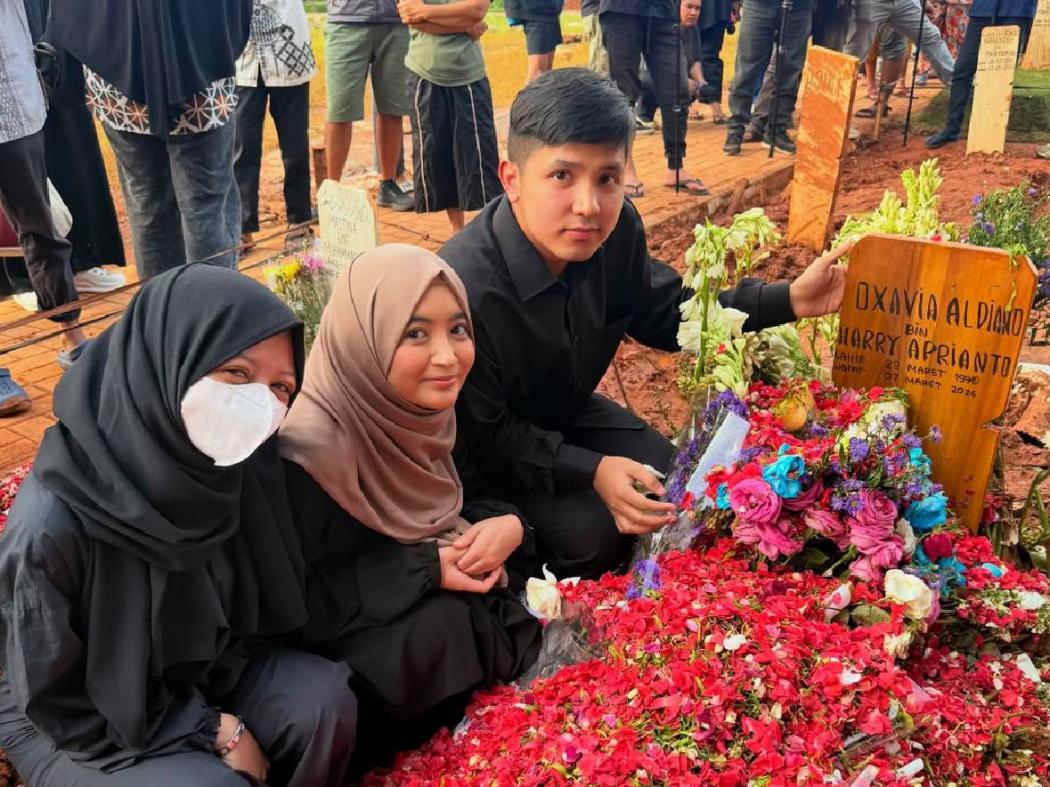 Makam Vidi Aldiano Masih Ramai Didatangi Sahabat Artis untuk Ziarah, Ini Fotonya!