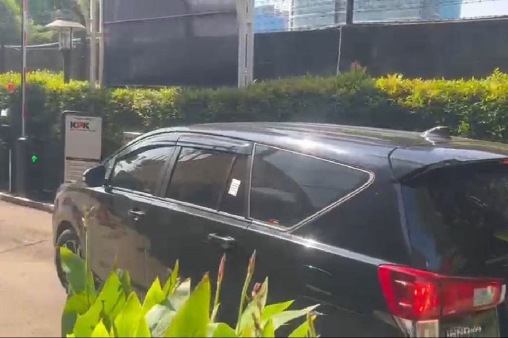 Terjaring OTT, Bupati Rejang Lebong Fikri Thobari Tiba di Gedung KPK