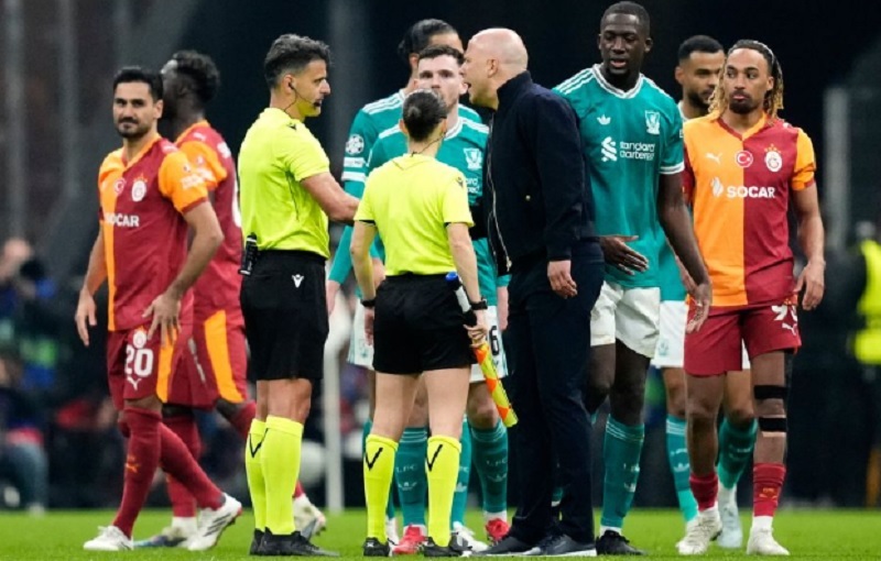 Liverpool Tumbang di Istanbul, Arne Slot Sentil Wasit Usai Gol Dianulir VAR