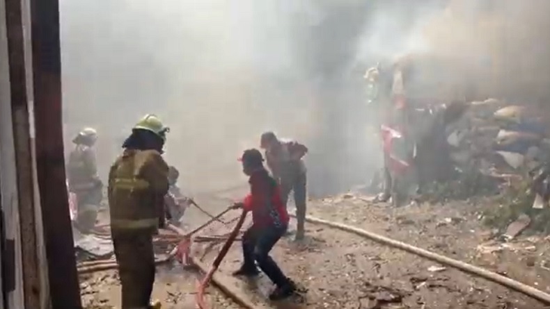 4 Gudang di Cibolerang Bandung Terbakar, 15 Mobil Damkar Dikerahkan