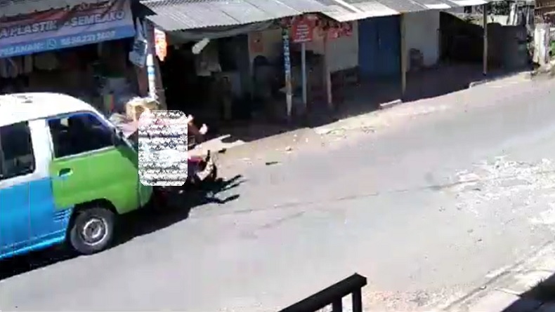 Mengerikan! Detik-Detik Angkot Tabrak dan Lindas Pemotor Pasutri di Sukabumi Terekam CCTV