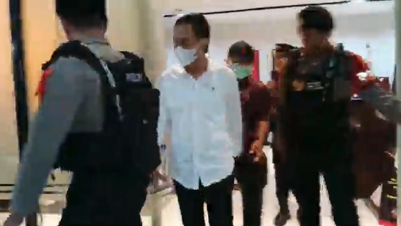 6 Jam Diperiksa KPK di Banyumas, Bupati dan Pejabat Pemkab Cilacap Dibawa ke Jakarta