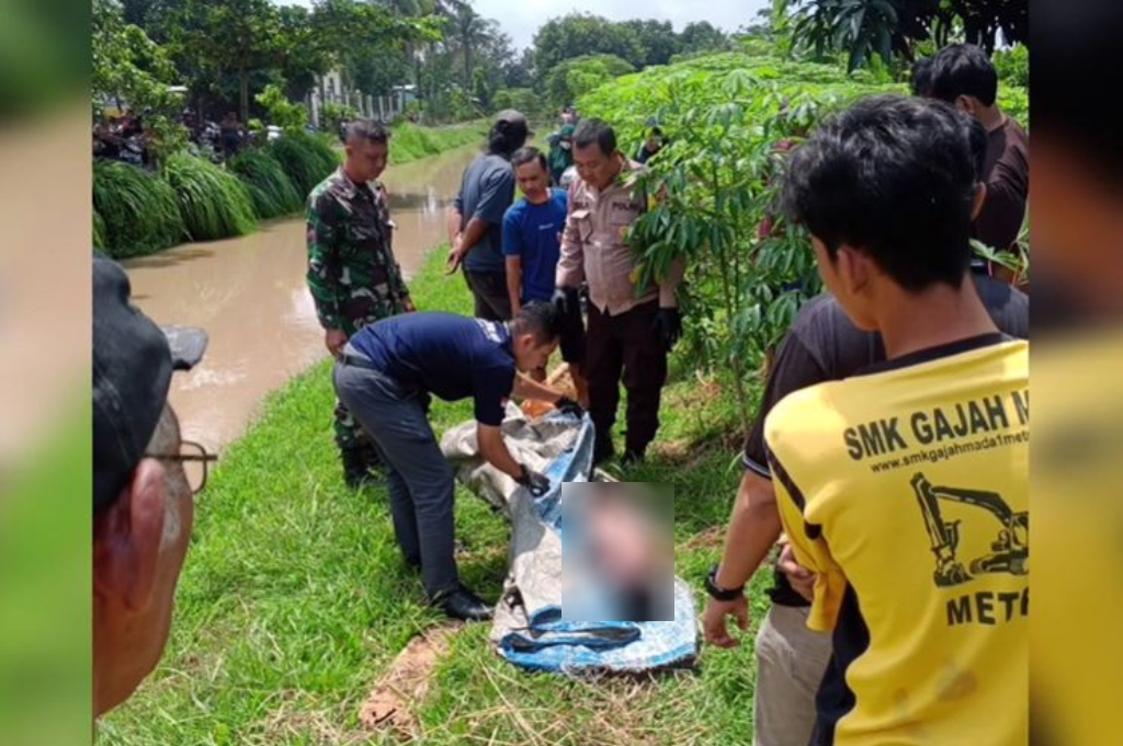 Geger! Mayat Pria Bertato Tanpa Busana Terapung di Saluran Irigasi Metro Lampung
