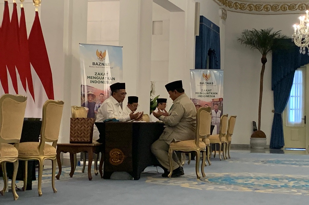Prabowo-Gibran Bersama Para Menteri Serahkan Zakat di Istana Negara