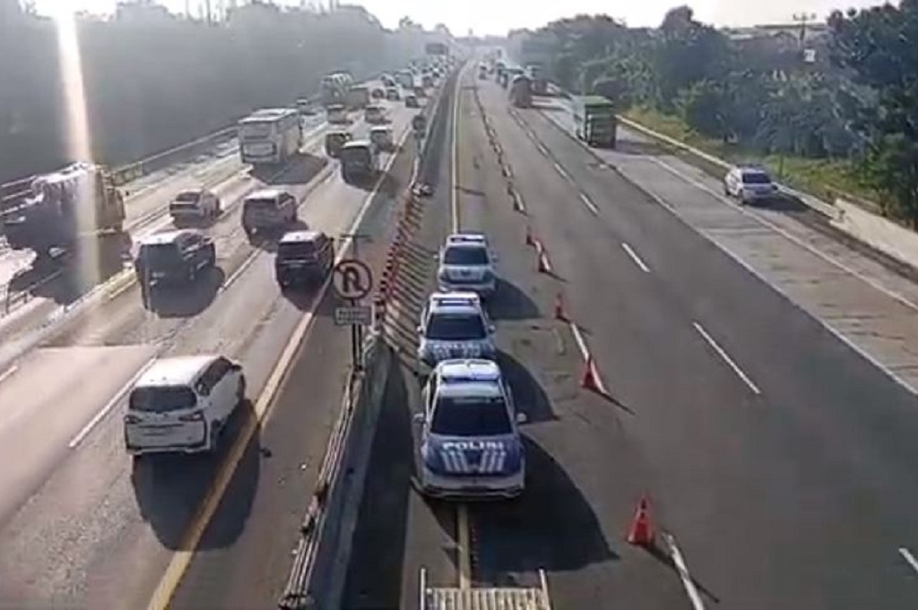 Tol Jakarta-Cikampek Dipadati Pemudik, Polisi Siapkan Contra Flow