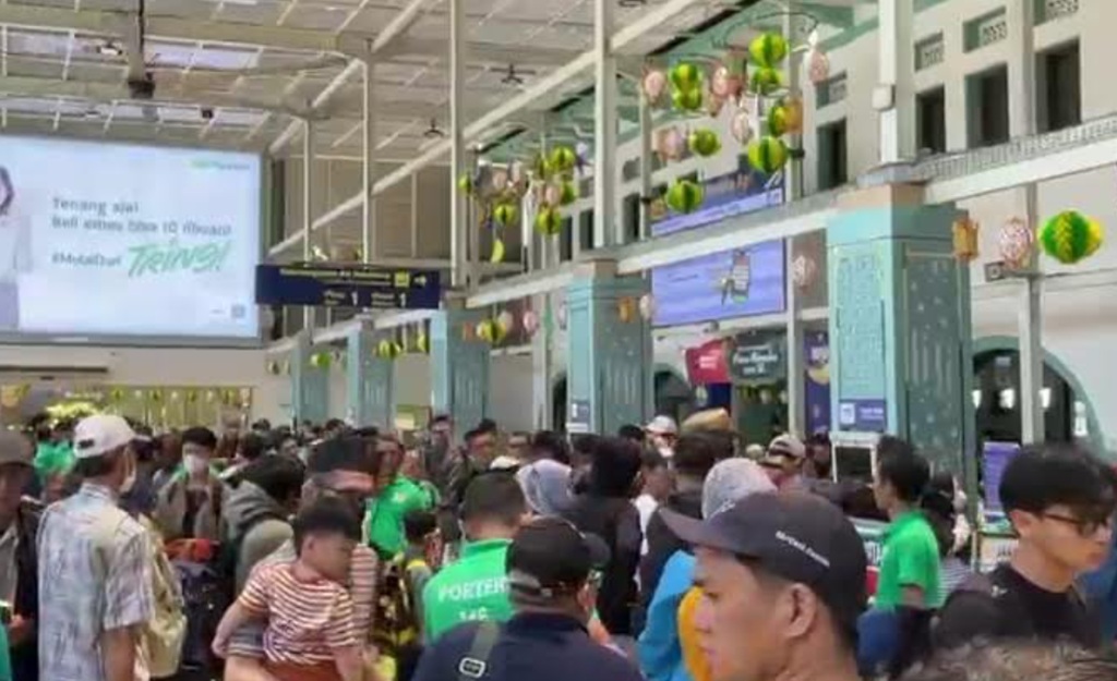 Stasiun Pasar Senen Dipadati Pemudik pada H-6 Lebaran 