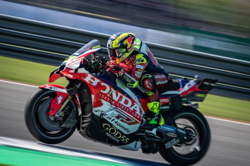Diogo Moreira Pinjam Sarung Tangan Marc Marquez saat Debut, Hasilnya Mengejutkan!