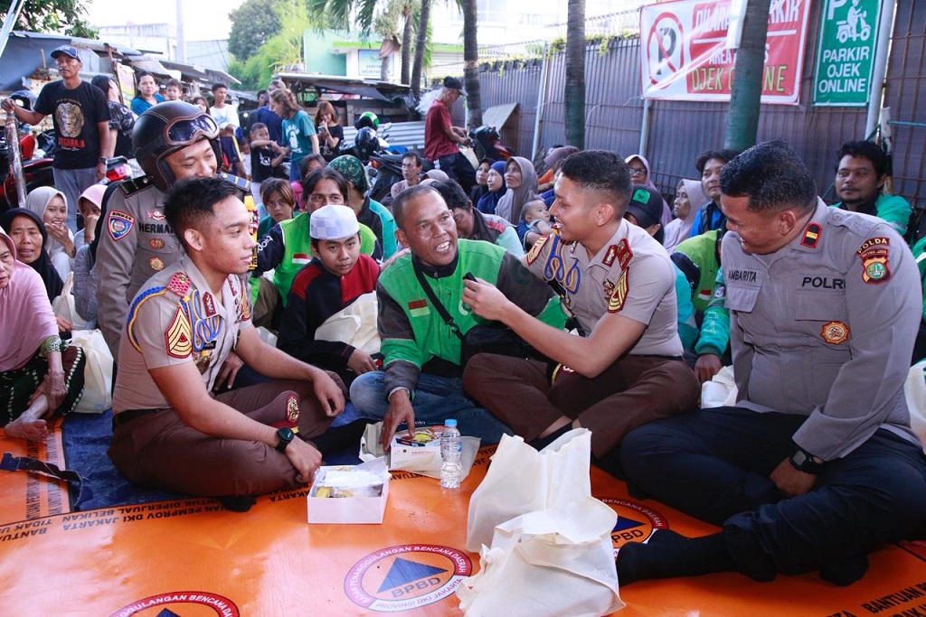 15 Taruna Akpol Turun ke Jalan, Kampanyekan Mudik Aman di Jakbar