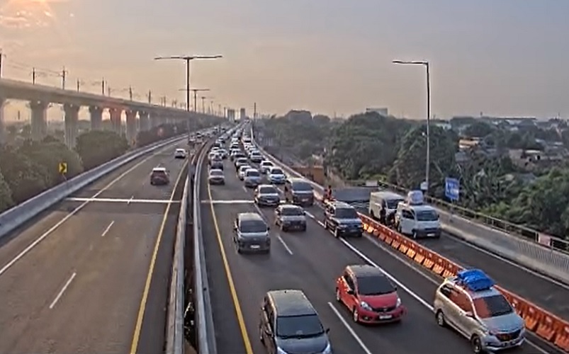 Tol MBZ Arah Cikampek Macet di Hari Ke-2 Lebaran, Kendaraan Mengular 9 Km