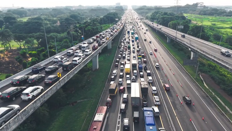 Macet Panjang Menuju GT Cikatama, Volume Kendaraan Diprediksi Meningkat hingga Malam