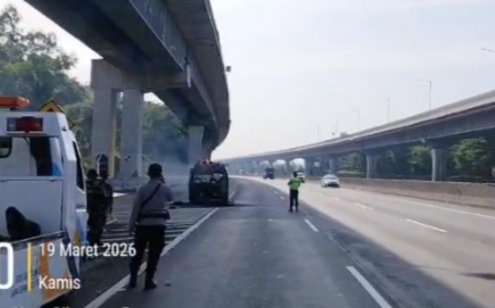 Mobil Terbakar di Tol Japek KM 40 arah Cikampek, Diduga Akibat Korsleting