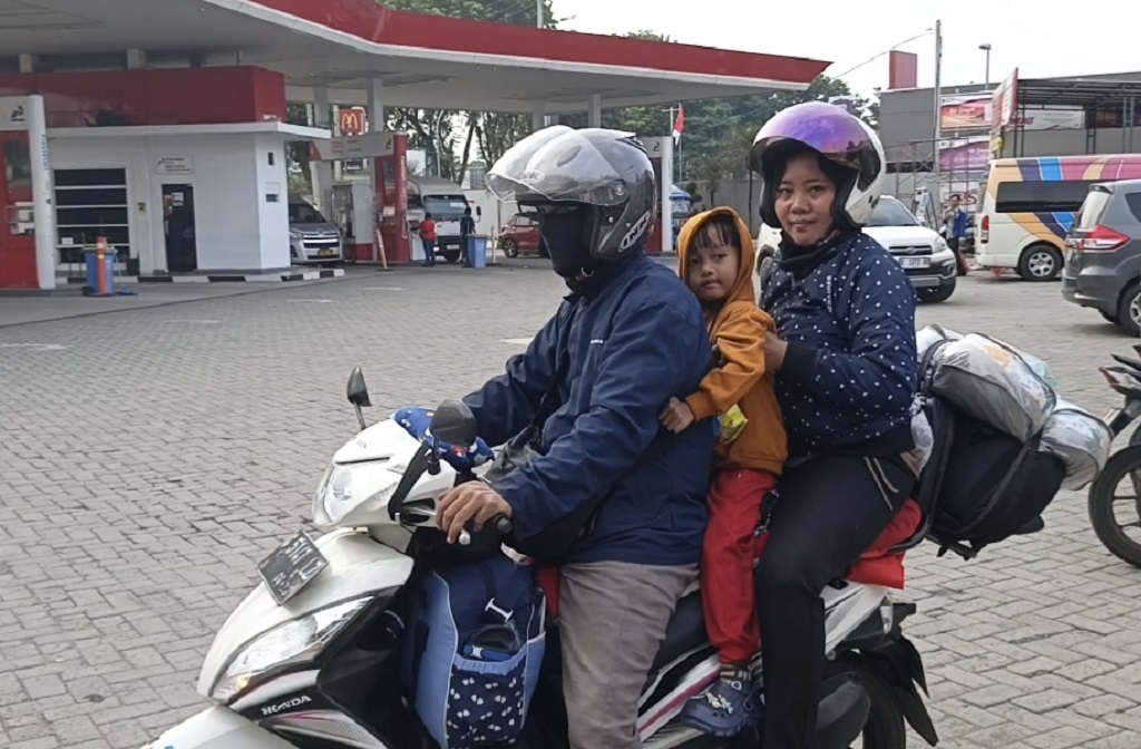 Turuti Kemauan Anak, Pasutri asal Tangerang Mudik Naik Motor ke Brebes