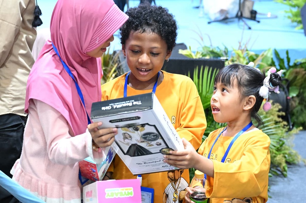 Oleh-Oleh Open House dari Prabowo, Anak-Anak Dapat Mobil-mobilan hingga Boneka