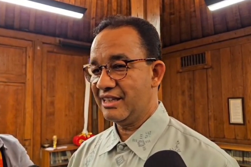 Open House Lebaran, Anies Tanda Tangani Lukisan Karya Pelajar SMA