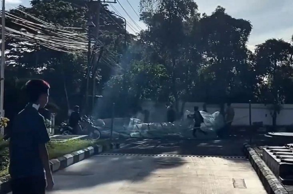 Bikin Panik! Viral Balon Udara Masih Menyala Jatuh di SPBU Ponorogo