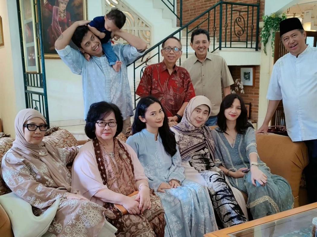 Viral Foto Lebaran Keluarga Almarhum Vidi Aldiano, Wajah Sheila Dara Disorot!