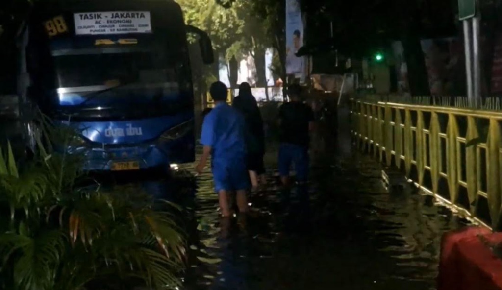Terminal Kampung Rambutan Banjir Imbas Hujan Deras, Ketinggian Air Capai 30 Cm