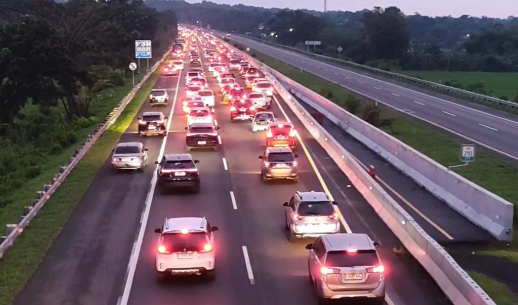 H+2 Lebaran, 40.000 Kendaraan Terjebak Antrean 4 Km di Tol Palikanci Cirebon