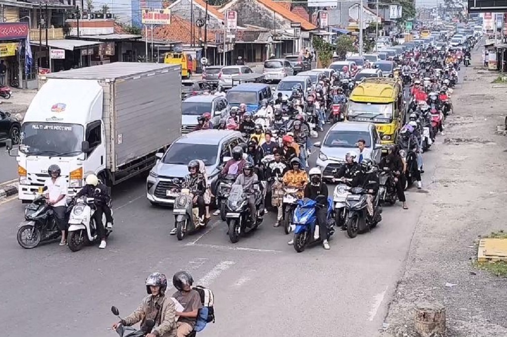 Arus Balik Lebaran Padat Merayap di Pantura Cirebon, Kendaraan Melaju 10 Km/Jam