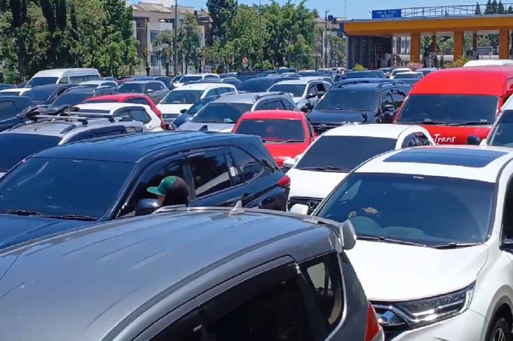 Libur Lebaran! 38.820 Kendaraan Masuk Bandung Lewat Tol Pasteur, Antrean Membeludak