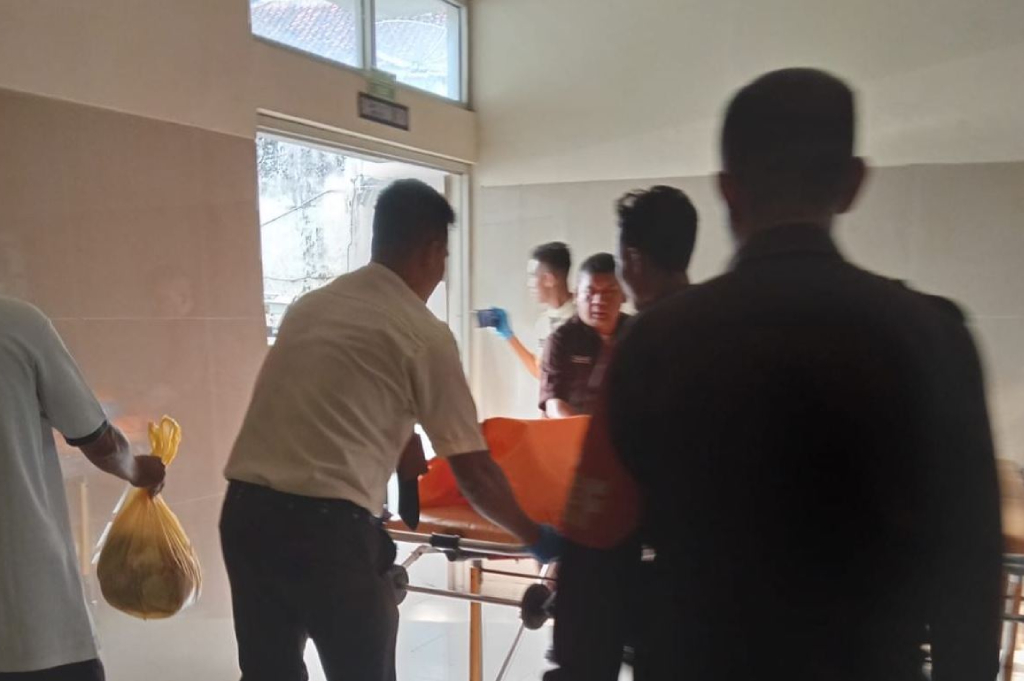 Isak Tangis Pecah saat Keluarga Jemput 6 Jenazah Korban Laka Maut Majalengka