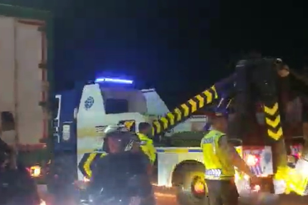 Kecelakaan Beruntun 4 Kendaraan di Pantura Karawang, Pemotor Tewas Tergencet Kontainer