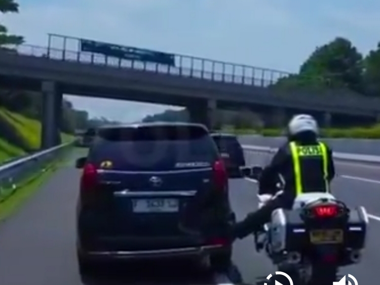 Viral Aksi Heroik Polisi di Tol Purwakarta, Dorong Mobil Pemudik Mogok Pakai Motor