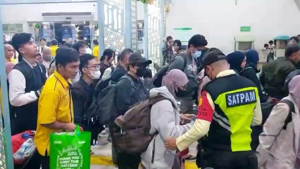 Arus Balik Lebaran, Stasiun Pasar Senen Masih Dipadati Penumpang