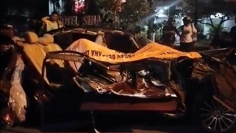 Sedan Remuk Tabrak Truk di Sidoarjo, Pengemudi Tewas