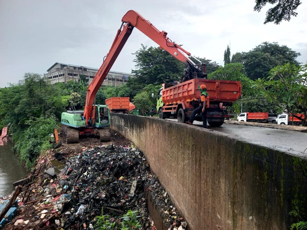 Viral Mobil DLH Disebut Buang Sampah ke Kali Pesanggrahan, Ini Penjelasan Pemprov DKI