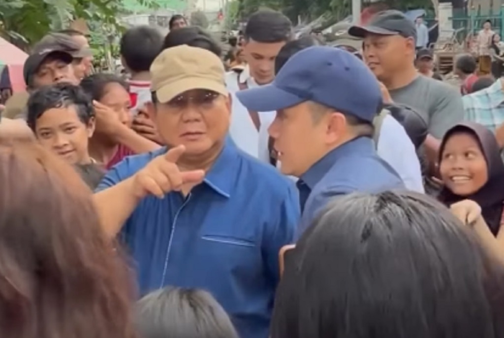 Prabowo Blusukan ke Permukiman Bantaran Rel di Senen, Janjikan Warga Hunian Layak